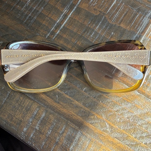 Stylish Tortoiseshell Sunglasses - Picture 9 of 9